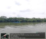 Sekelompok orang yang memancing di atas perahu 